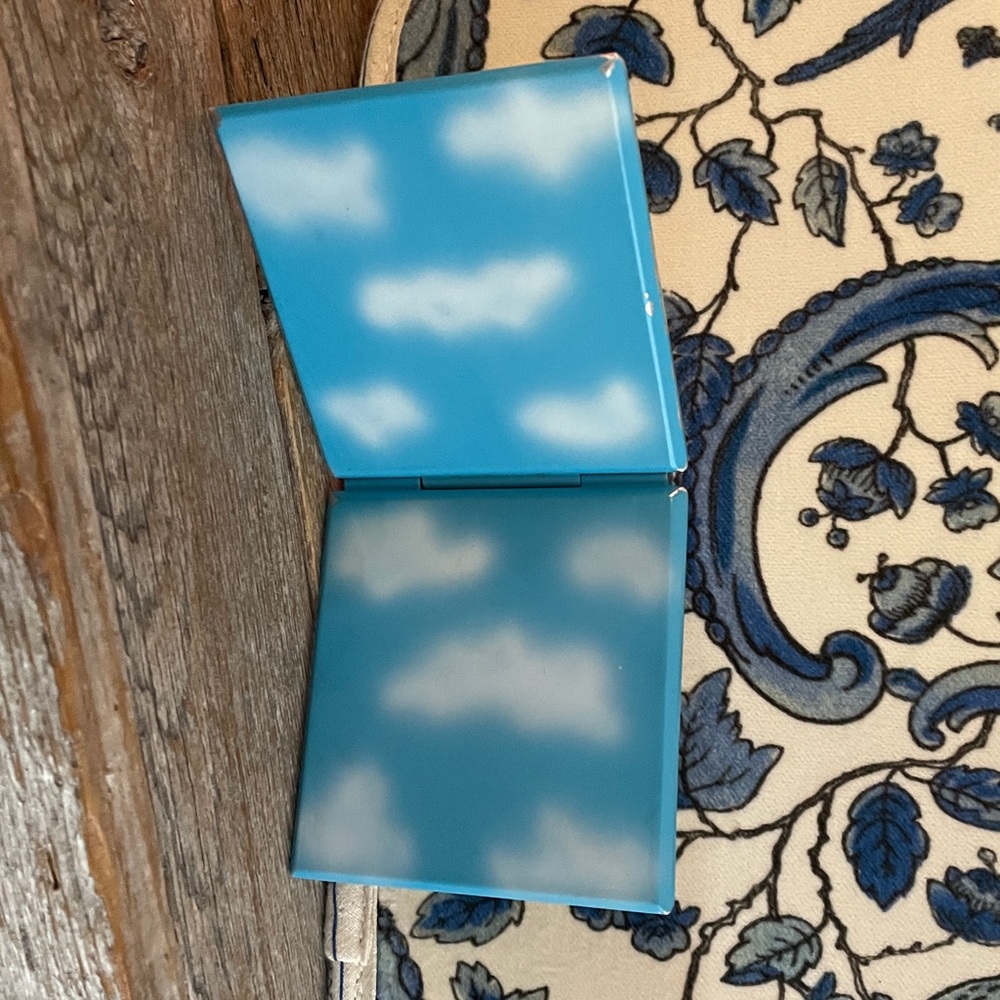 Pylones Mirror Compact. Fluffy Clouds.